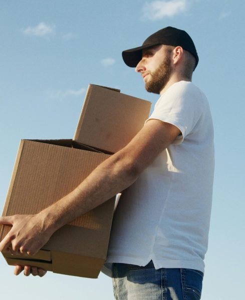 hombre con cajas hombre con cajas